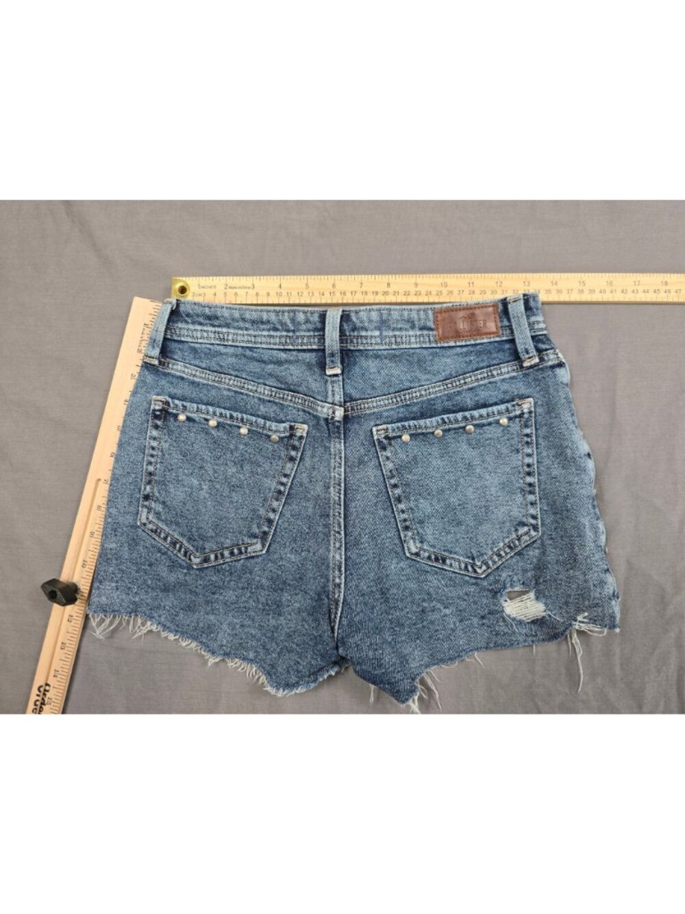 Hollister High-Rise Mom Short 3" Vintage Stretch Denim W26 Distressed & Studded - Picture 4 of 4